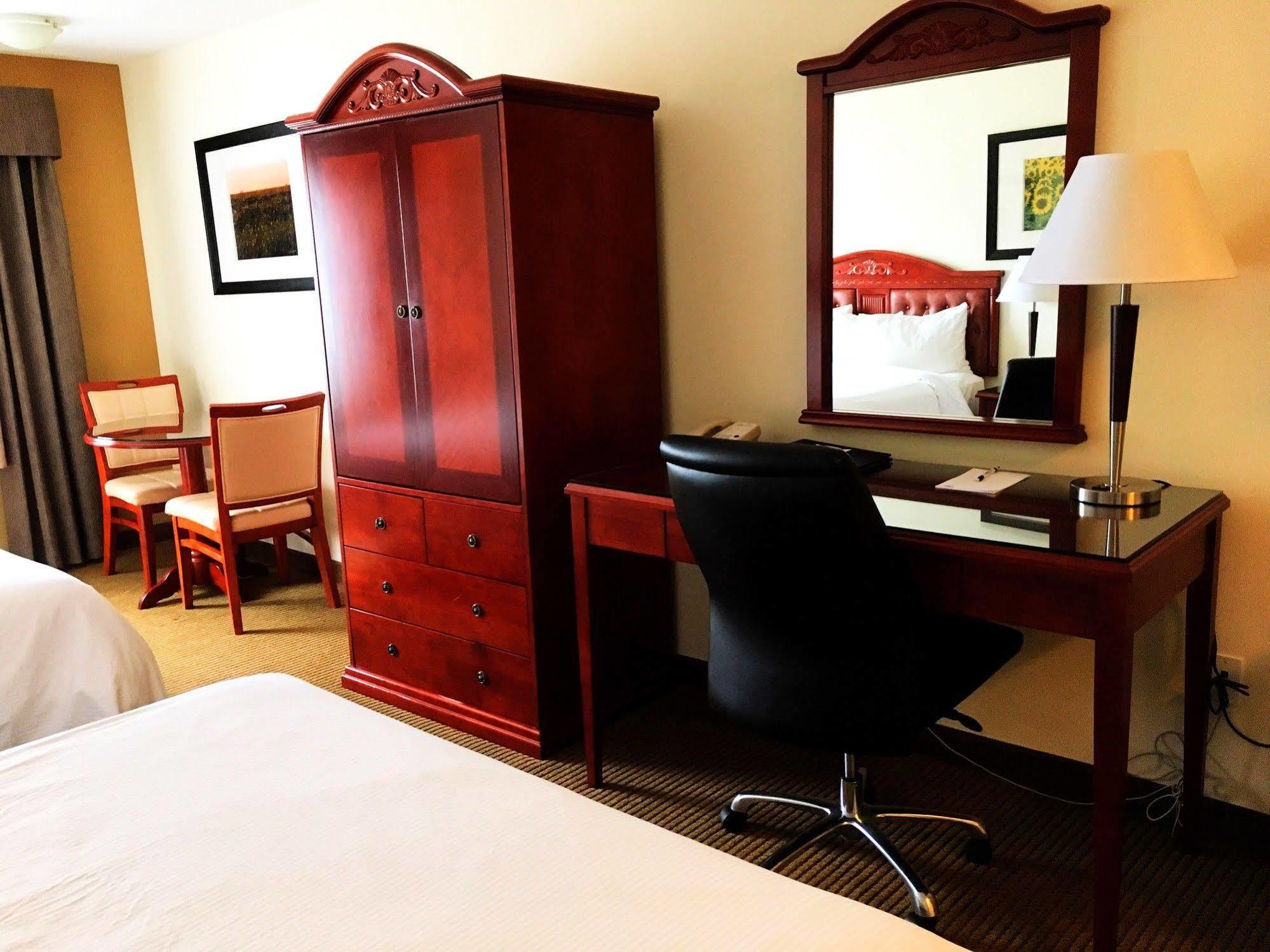 Trend Mountain Hotel & Conference Centre Tumbler Ridge Buitenkant foto