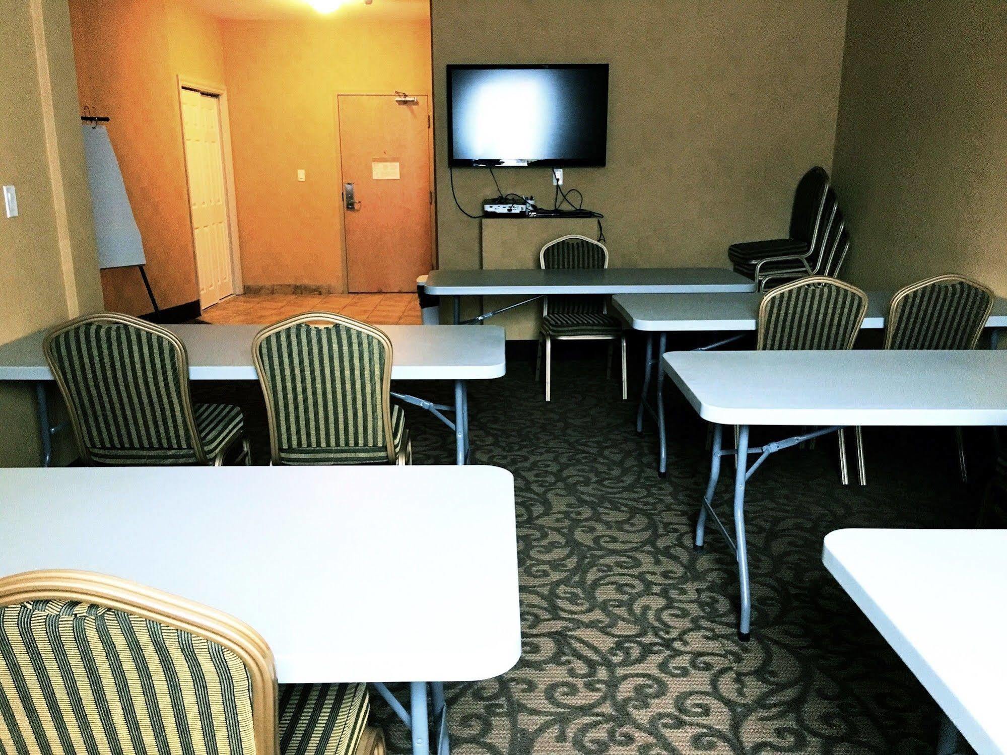 Trend Mountain Hotel & Conference Centre Tumbler Ridge Buitenkant foto